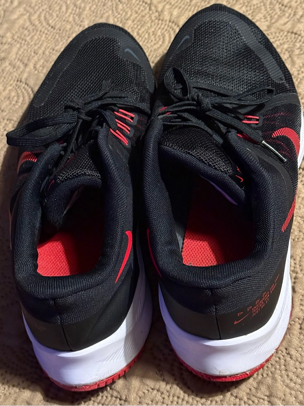 Nike Quest 4 Men's Running Shoes - Size 9 (Black/University Red)